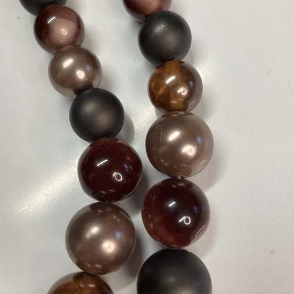 2-layer Plastic Bead Necklace - Picture 3 of 11